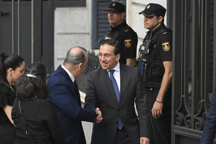 Imagen de archivo del ministro de Exteriores, José Manual Albares (c) a su llegada al Congreso de los Diputados donde el papa León XIV pronunció el pasado lunes un esperado e histórico discurso en las Cortes durante su visita a España. EFE/ Fernando Villar
