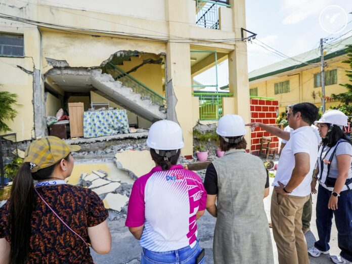 Una fotografía de archivo distribuida por la Oficina de Comunicaciones Presidenciales (PCO) muestra al presidente filipino Ferdinand Marcos Jr. (2-D) inspeccionando áreas de una escuela secundaria dañadas por un terremoto en la ciudad de General Santos, al sur de Filipinas, el 10 de junio de 2026.
EFE/EPA/PRESIDENTIAL COMMUNICATIONS OFFICE/HANDOUT BEST QUALITY AVAILABLEHANDOUT EDITORIAL USE ONLY/NO SALES
