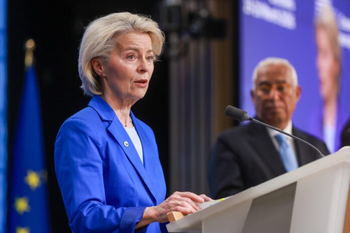 Foto de archivo de la presidenta de la Comisión Europea, Ursula von der Leyen (i), el pasado 20 de marzo junto al presidente del Consejo Europeo, Antonio Costa (d), durante una rueda de prensa al final de una reunión formal de los miembros del Consejo Europeo en Bruselas, Bélgica. EFE/EPA/OLIVIER HOSLET
