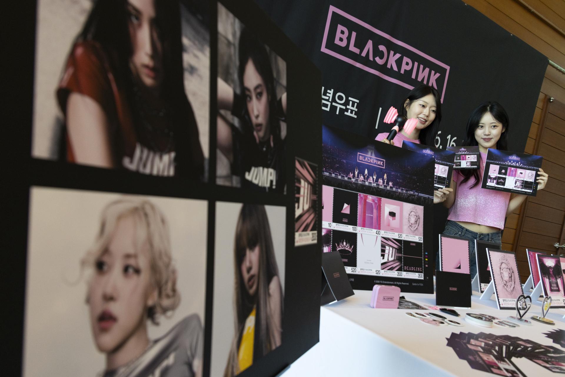 SEÚL (Corea del Sur, Seúl), 15/06/2026.- Modelos muestran sellos conmemorativos del grupo femenino de K-Pop BLACKPINK en la sede de Correos de Corea en Seúl, Corea del Sur, el 15 de junio de 2026. 
EFE/EPA/JEON HEON-KYUN
