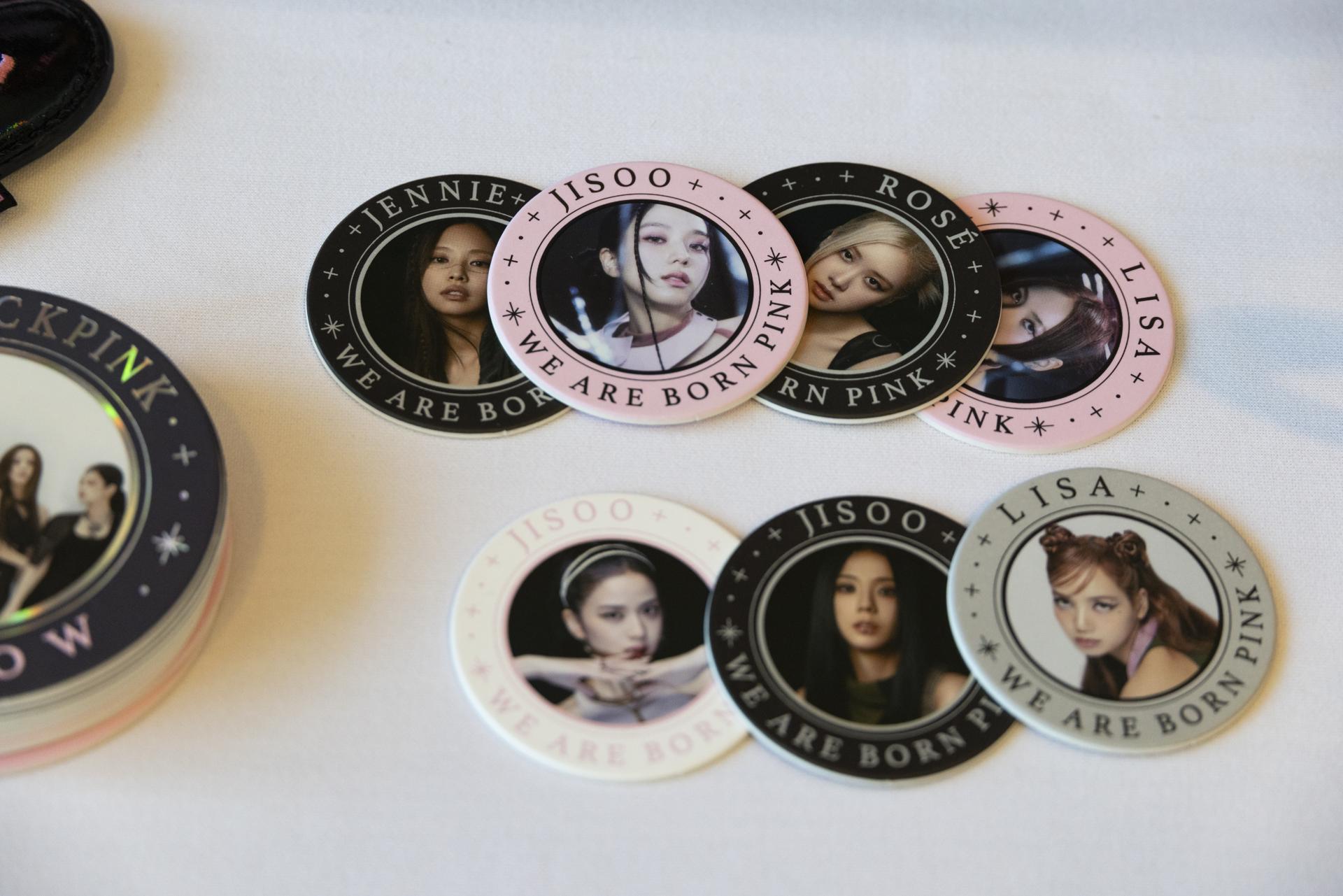SEÚL (Corea del Sur, Seúl), 15/06/2026.- Artículos del grupo femenino de K-Pop BLACKPINK se exhiben en una mesa en la sede de Correos de Corea en Seúl, Corea del Sur, el 15 de junio de 2026.
EFE/EPA/JEON HEON-KYUN
