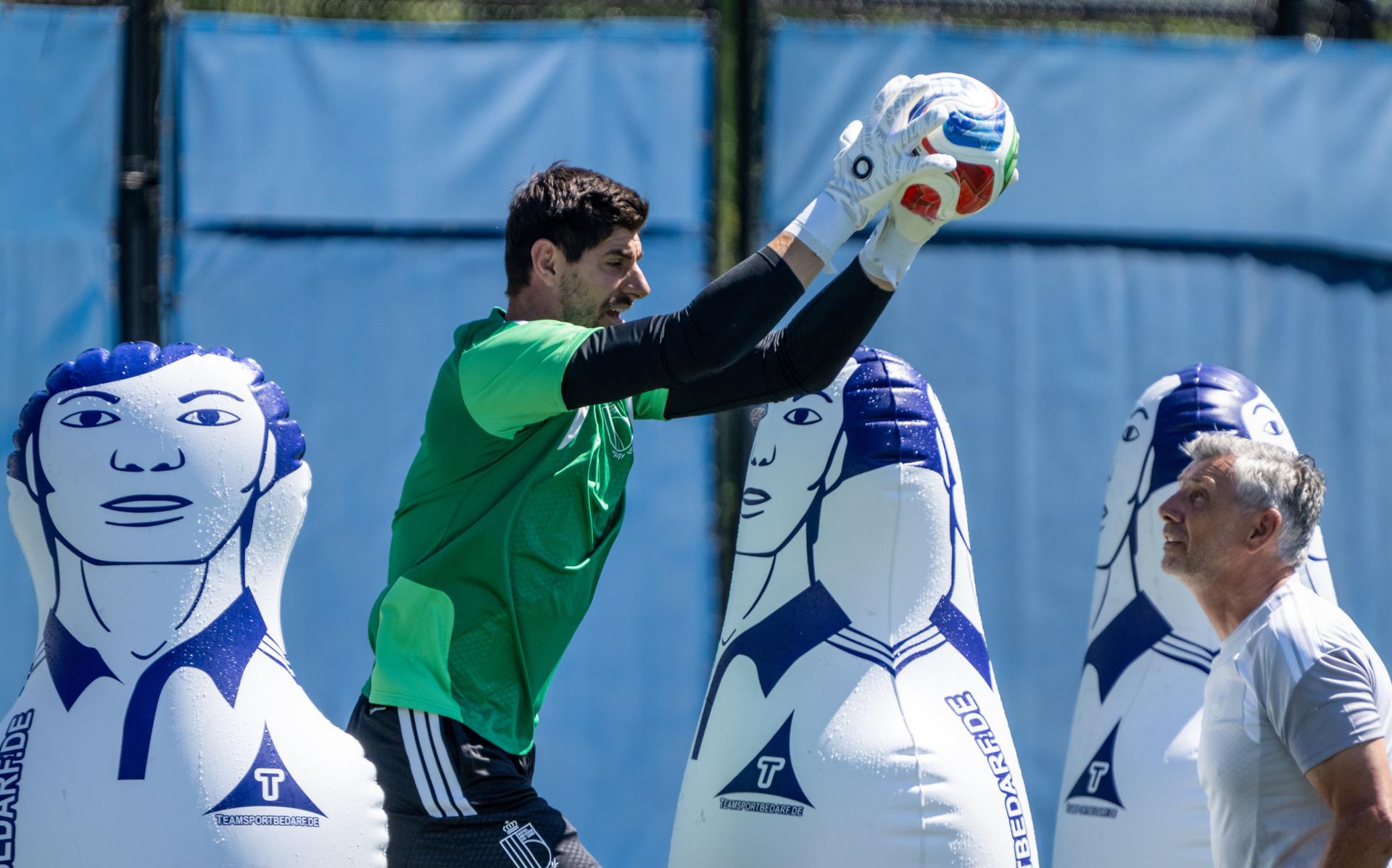 El portero de Bélgica Thibaut Courtois, durante un entrenamiento de su equipo este domingo. EFE/ STEPHEN BRASHEAR
