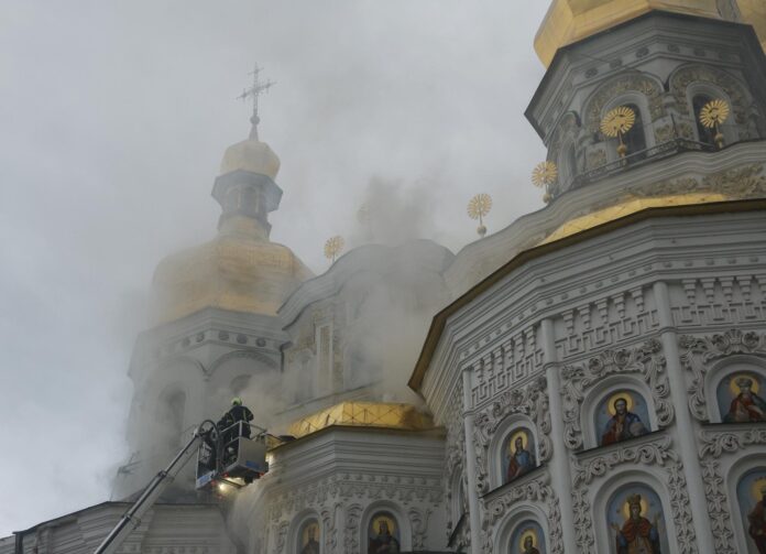 Rescatistas ucranianos trabajan en la Catedral de la Dormición en Kiev, tras ser alcanzada por un nuevo ataque masivo ruso, el 15 de junio de 2026. EFE/EPA/SERGEY DOLZHENKO
