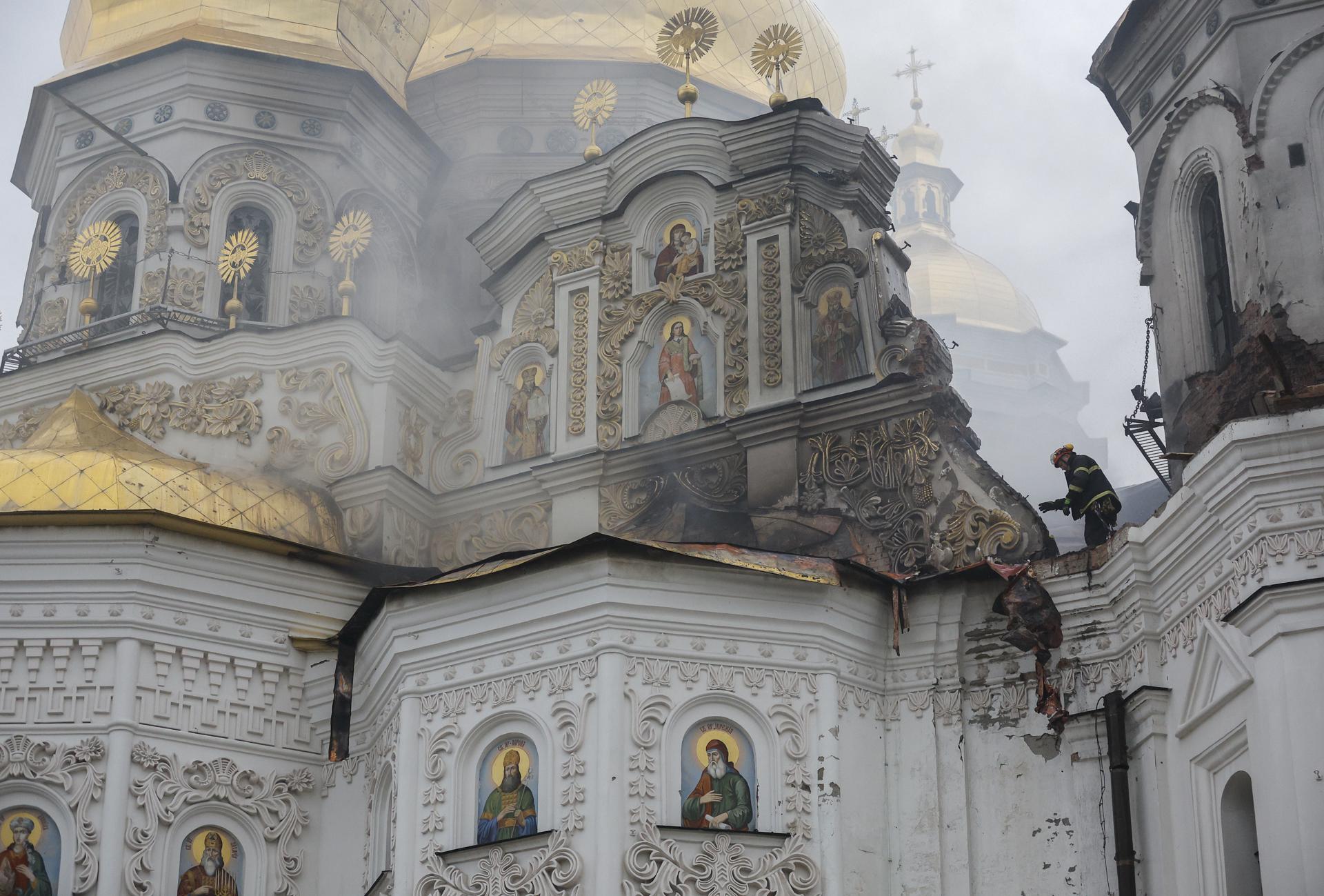 Rescatistas ucranianos trabajan en la Catedral de la Dormición en Kiev, tras ser alcanzada por un nuevo ataque masivo ruso, el 15 de junio de 2026. EFE/EPA/SERGEY DOLZHENKO