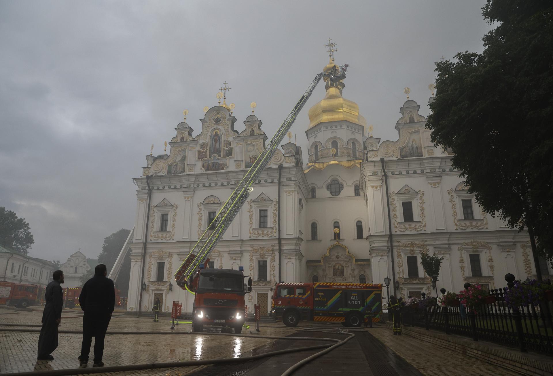 Rescatistas ucranianos trabajan en la Catedral de la Dormición en Kiev, tras ser alcanzada por un nuevo ataque masivo ruso, el 15 de junio de 2026. EFE/EPA/SERGEY DOLZHENKO