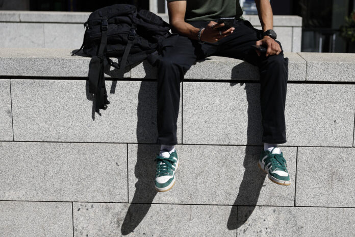 Un joven chatea a través de su teléfono móvil en una imagen de archivo. EFE/Mariscal
