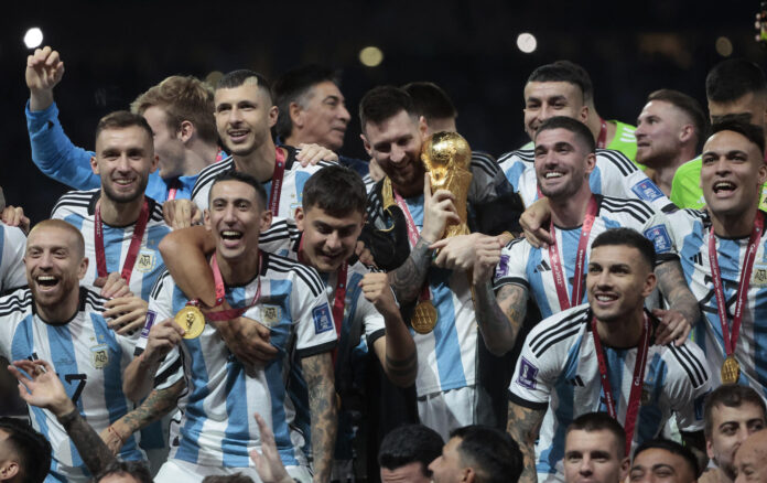 Fotografía de Juan Ignacio Roncoroni, en la que puede verse en una imagen de archivo del 18 de diciembre de 2022 a jugadores de Argentina con el trofeo de la Copa del Mundo conquistado en Catar 2022. EFE
