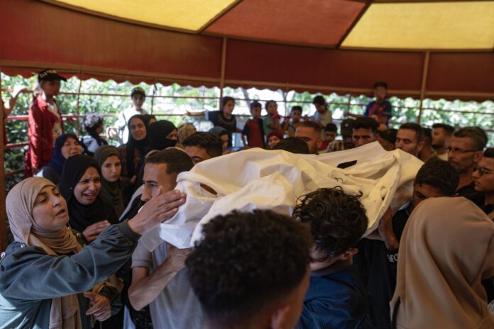 Fotografía del 7 de junio de 2026 de palestinos llorando durante un funeral en el Hospital Nasser en Jan Yunis, en el sur de la Franja de Gaza. EFE/EPA/HAITHAM IMAD
