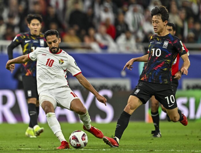 Fotografía de Noushad Thekkayil, en la que puede verse en una imagen de archivo del 6 de febrero de 2024 al internacional jordano Mousa Al Tamari (i), durante un partido. EFE
