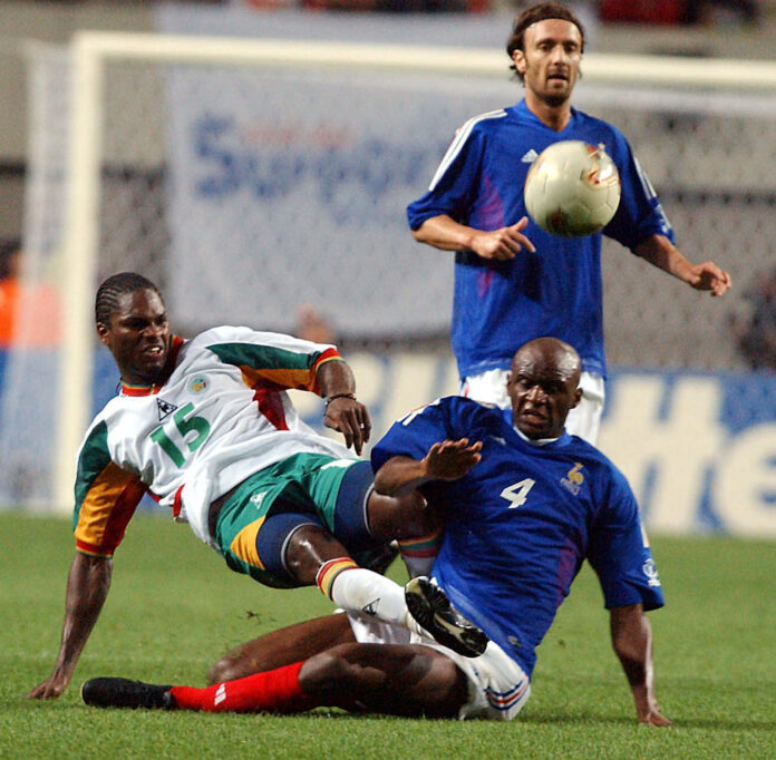 Fotografía de archivo del 31 de mayo de 2002 en la que se observa al centrocampista senegalés Salif Diao (i) al disputar el balón con el también centrocampista el francés Patrick Vieira durante el partido inaugural de la Copa del Mundo de la FIFA Corea-Japón 2002 en Seúl (Corea del Sur). EFE/Luis Tejido
