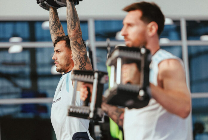 Fotografía cedida por la Asociación de Fútbol  Argentino (AFA) del jugador Leandro Paredes durante un entrenamiento en el gimnasio el pasado 12 de junio en Kansas (Estados Unidos). EFE/ AFA *Sólo uso editorial*
