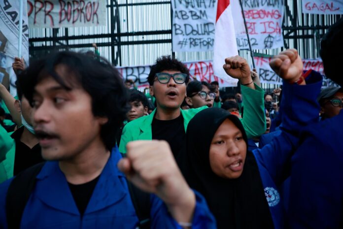 YAKARTA (Indonesia), 15/06/2026.- Estudiantes gritan consignas durante una protesta contra el aumento del precio del combustible y el gasto ineficiente del presupuesto gubernamental frente al edificio del parlamento en Yakarta, Indonesia, el 15 de junio de 2026.
EFE/EPA/MAST IRHAM
