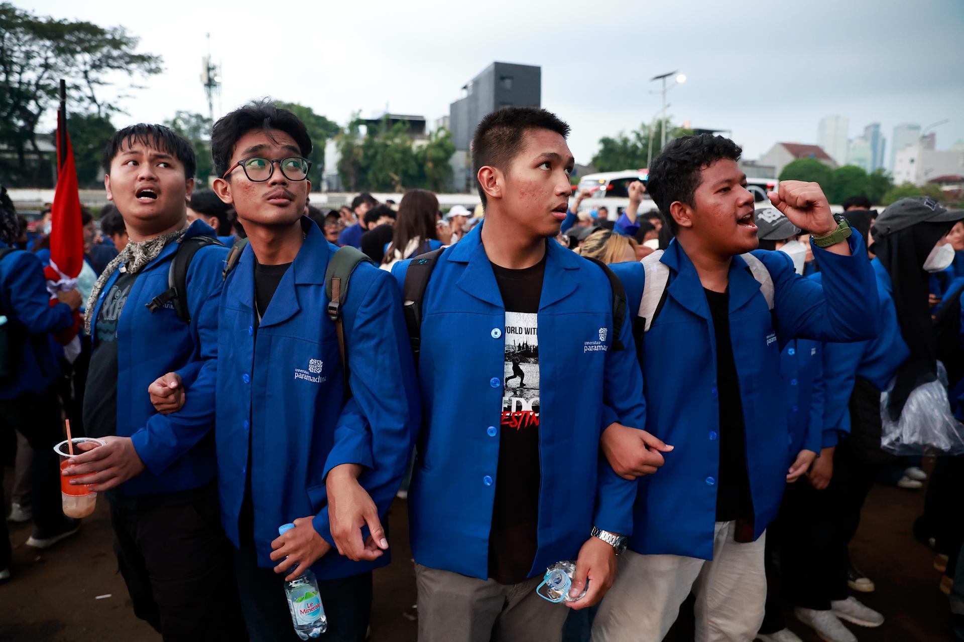 YAKARTA (Indonesia), 15/06/2026.- Estudiantes corean consignas durante una protesta contra el aumento del precio del combustible y la ineficiente gestión del presupuesto gubernamental frente al edificio del Parlamento en Yakarta, Indonesia, el 15 de junio de 2026. 
EFE/EPA/MAST IRHAM
