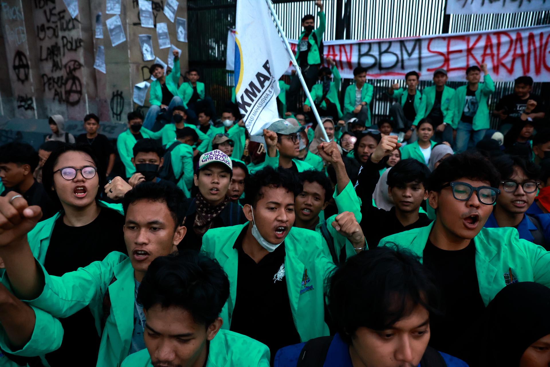 YAKARTA (Indonesia), 15/06/2026.- Estudiantes corean consignas durante una protesta contra el aumento del precio del combustible y la ineficiente gestión del presupuesto gubernamental frente al edificio del Parlamento en Yakarta, Indonesia, el 15 de junio de 2026. 
EFE/EPA/MAST IRHAM
