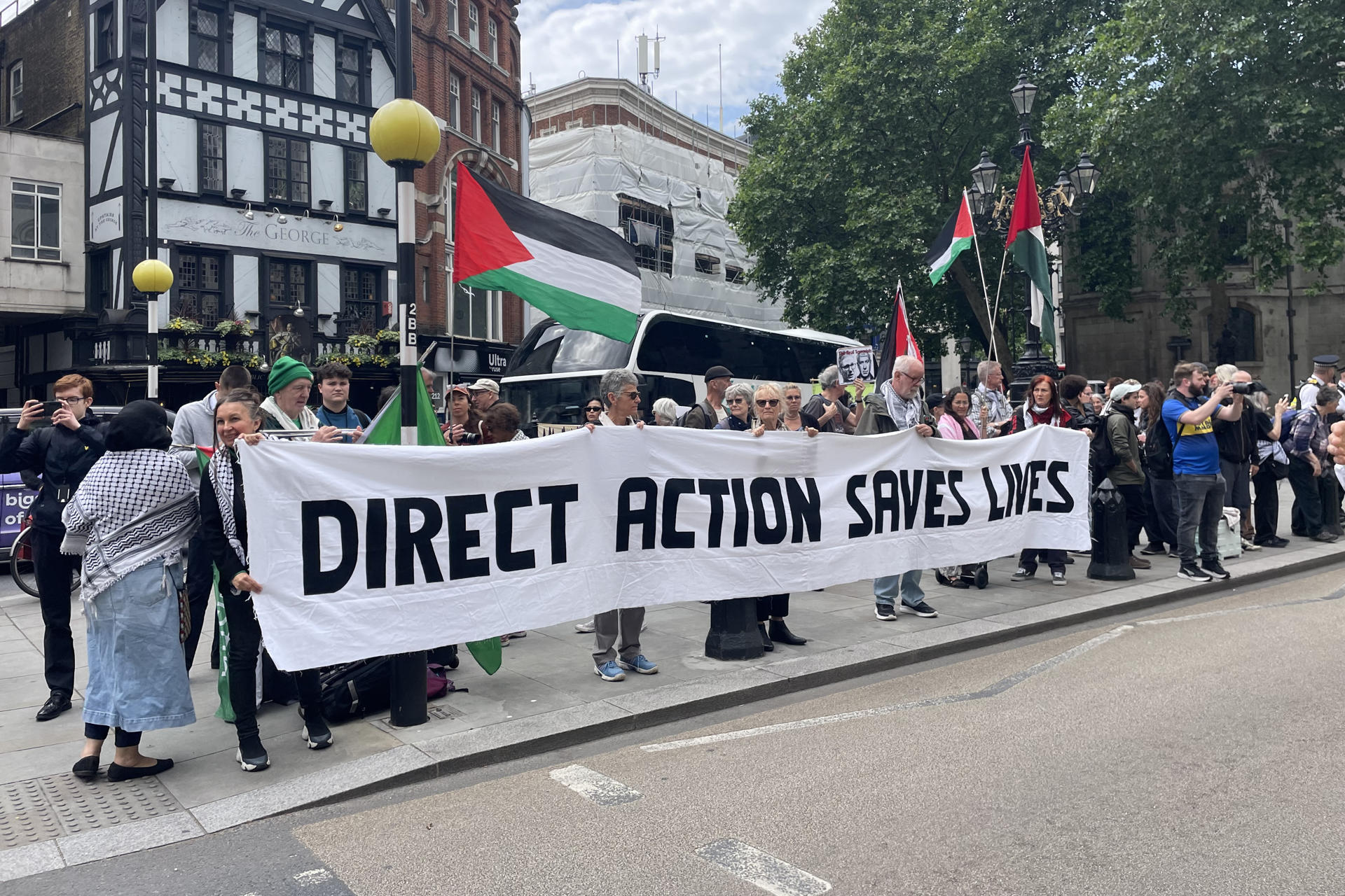 El Tribunal de Apelaciones británico dio la razón al Gobierno en su recurso contra un fallo anterior que había declarado ilegal la prohibición del grupo propalestino Palestine Action, y consideró que ese veto fue una medida proporcionada. EFE/ Luis Campello
