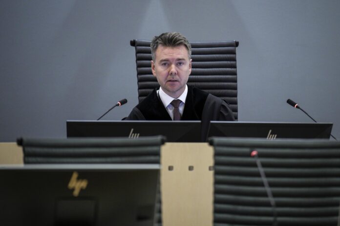 - El juez Jon Sverdrup Efjestad en el tribunal durante la sentencia en el caso contra Marius Borg Hoiby, hijo de la princesa heredera de Noruega en Oslo, Noruega, 15 de junio de 2026. El tribunal ha considerado 40 cargos, incluyendo cuatro cargos de violación en la cama, abuso en relaciones cercanas y violencia. Hoiby ha negado la responsabilidad penal por los cargos más graves, pero ha admitido otros cargos. Hoiby fue condenado a cuatro años de prisión. (Noruega) EFE/EPA/STIAN LYSBERG SOLUM / POOL NORWAY OUT
