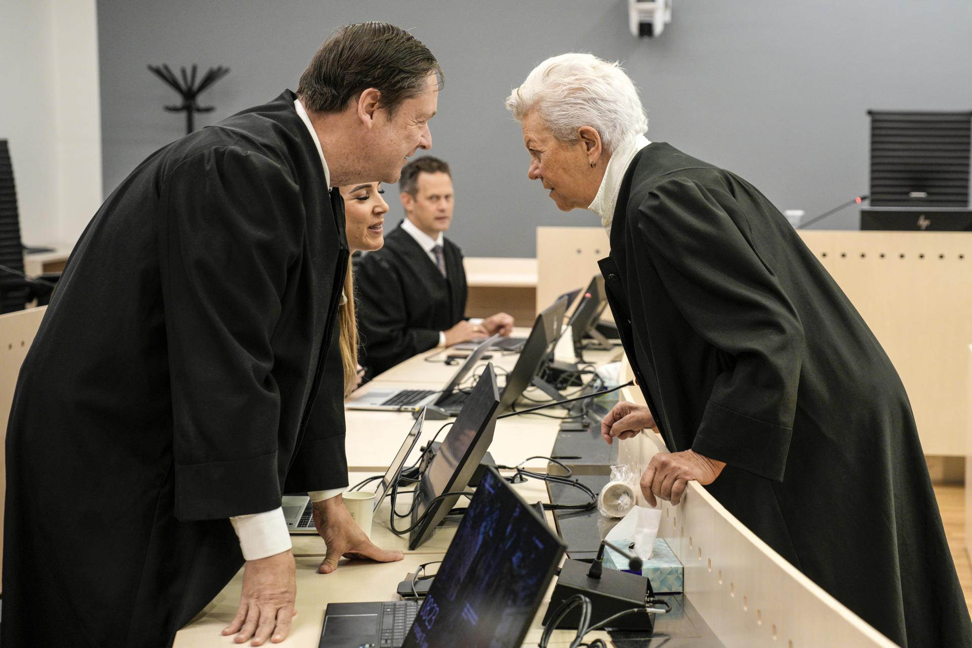 Los abogados John Christian Elden (i) y Ellen Holager Andenaes en el tribunal antes del veredicto en el caso contra Marius Borg Hoiby, el hijo de la princesa heredera de Noruega en Oslo, Noruega, 15 de junio de 2026. El tribunal ha considerado 40 cargos, incluidas cuatro acusaciones de violación en la cama, abuso en relaciones cercanas y violencia. Hoiby ha negado la responsabilidad penal por los cargos más graves, pero ha admitido otros cargos. Hoiby fue condenado a cuatro años de prisión. (Noruega) EFE/EPA/STIAN LYSBERG SOLUM / POOL NORWAY OUT
