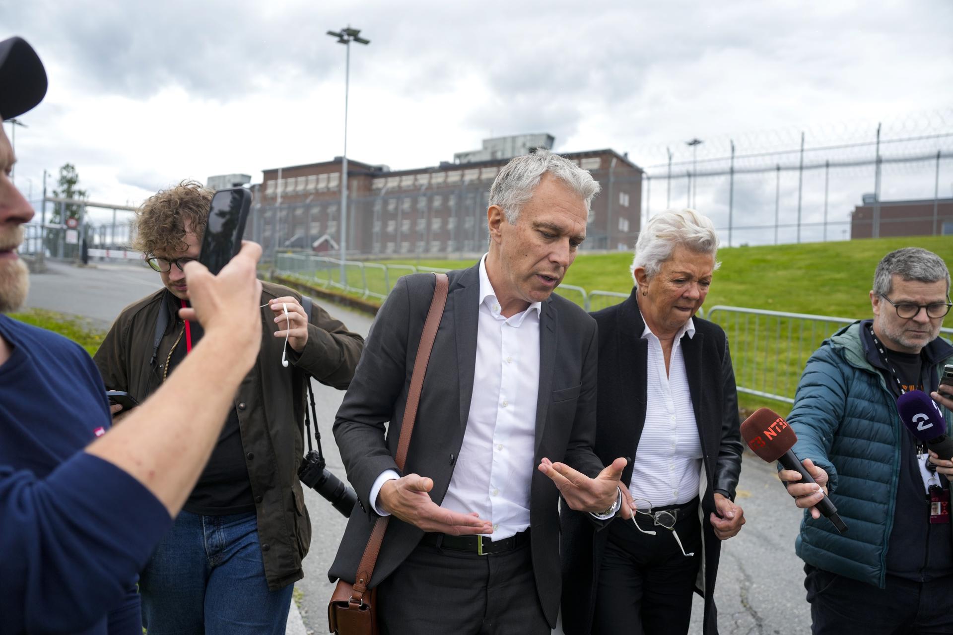 - Los abogados defensores Ellen Holager Andenaes (de dcha. a izda.) y Petar Sekulic (de izda. a dcha.) salen tras una reunión con Marius Borg Hoiby, hijo de la princesa heredera de Noruega, en la prisión de Ila, donde está detenido en Oslo, Noruega, el 15 de junio de 2026. Marius Borg Hoiby ha sido condenado a cuatro años de prisión por el Tribunal de Distrito de Oslo. Aún no se sabe si el veredicto será apelado, por lo que el veredicto no es legalmente vinculante. (Noruega) EFE/EPA/JAVAD PARSA NORWAY OUT NORWAY OUT
