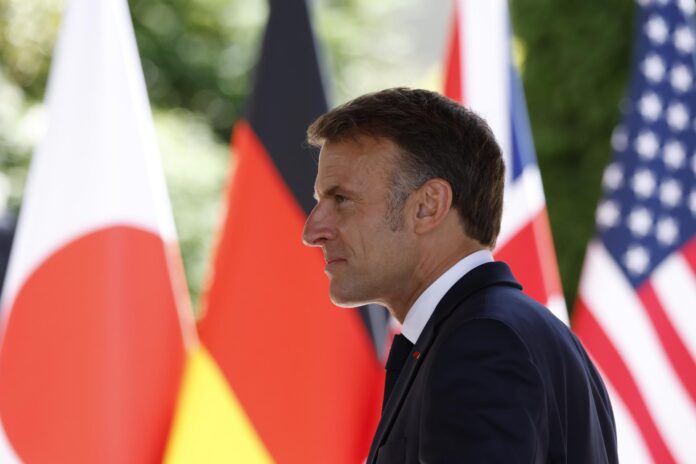 - El presidente francés, Emmanuel Macron, llega al Hotel Royal antes de la cumbre del G7 en Evian-les-Bains, Francia, el 15 de junio de 2026. La 52ª Cumbre del G7 tendrá lugar del 15 al 17 de junio de 2026 en Evian-les-Bains, a orillas del lago de Ginebra. (Francia, Ginebra) EFE/EPA/YOAN VALAT
