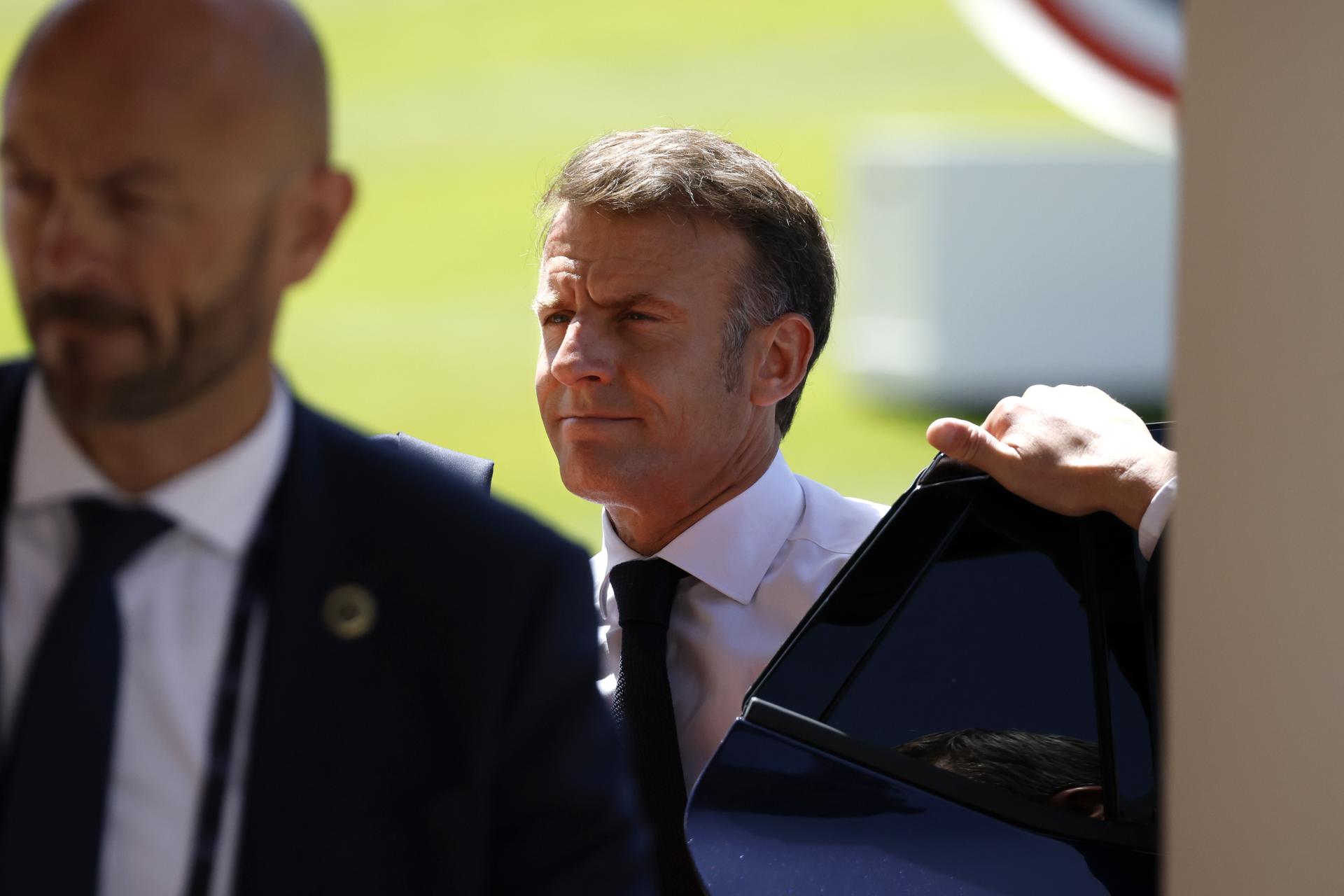 EVIAN-LES-BAINS (Francia), 15/06/2026.- El presidente francés Emmanuel Macron (derecha) llega al Hotel Royal antes de la cumbre del G7 en Evian-les-Bains, Francia, el 15 de junio de 2026. La 52.ª Cumbre del G7 tendrá lugar del 15 al 17 de junio de 2026 en Evian-les-Bains, a orillas del lago Lemán. (Francia, Ginebra) EFE/EPA/YOAN VALAT
