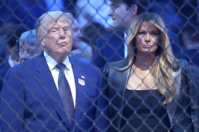 El presidente de Estados Unidos, Donald Trump (i), y su esposa, Melania Trump, fueron captados este 14 de junio, durante la velada de artes marciales mixtas con motivo del cumpleaños 80 del mandatario y el inicio de los actos de celebración por los 250 años de la Independencia estadounidense, en la Casa Blanca, en Washington DC (EE.UU.). EFE/Octavio Guzmán
