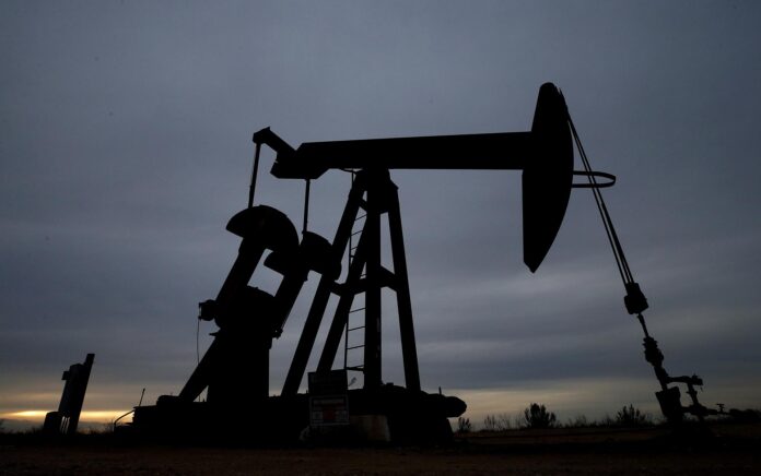 Fotografía de archivo de una bomba extractora de petróleo en Texas (Estados Unidos). EFE/EPA/LARRY W. SMITH

