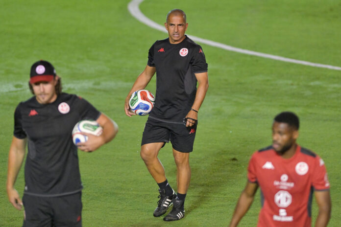 El seleccionador de Túnez Sabri Lamouchi, durante un entrenamiento de su equipo el pasado 9 de junio. EFE/Miguel Sierra
