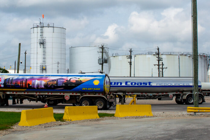 Fotografía de archivo que muestra camiones estacionados en una planta de combustible en Houston (EE.UU.). EFE/ Carlos Ramirez
