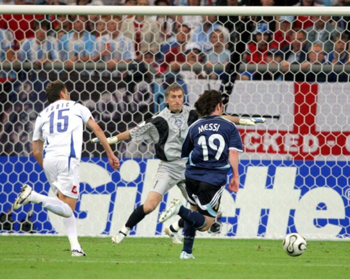 Fotografía de Youri Kochetkov, en la que puede verse en una imagen de archivo del 16 de junio de 2006 al jugador argentino Lionel Messi (d) a punto de marcar el 6-0 definitivo frente a Serbia y Montenegro. EFE
