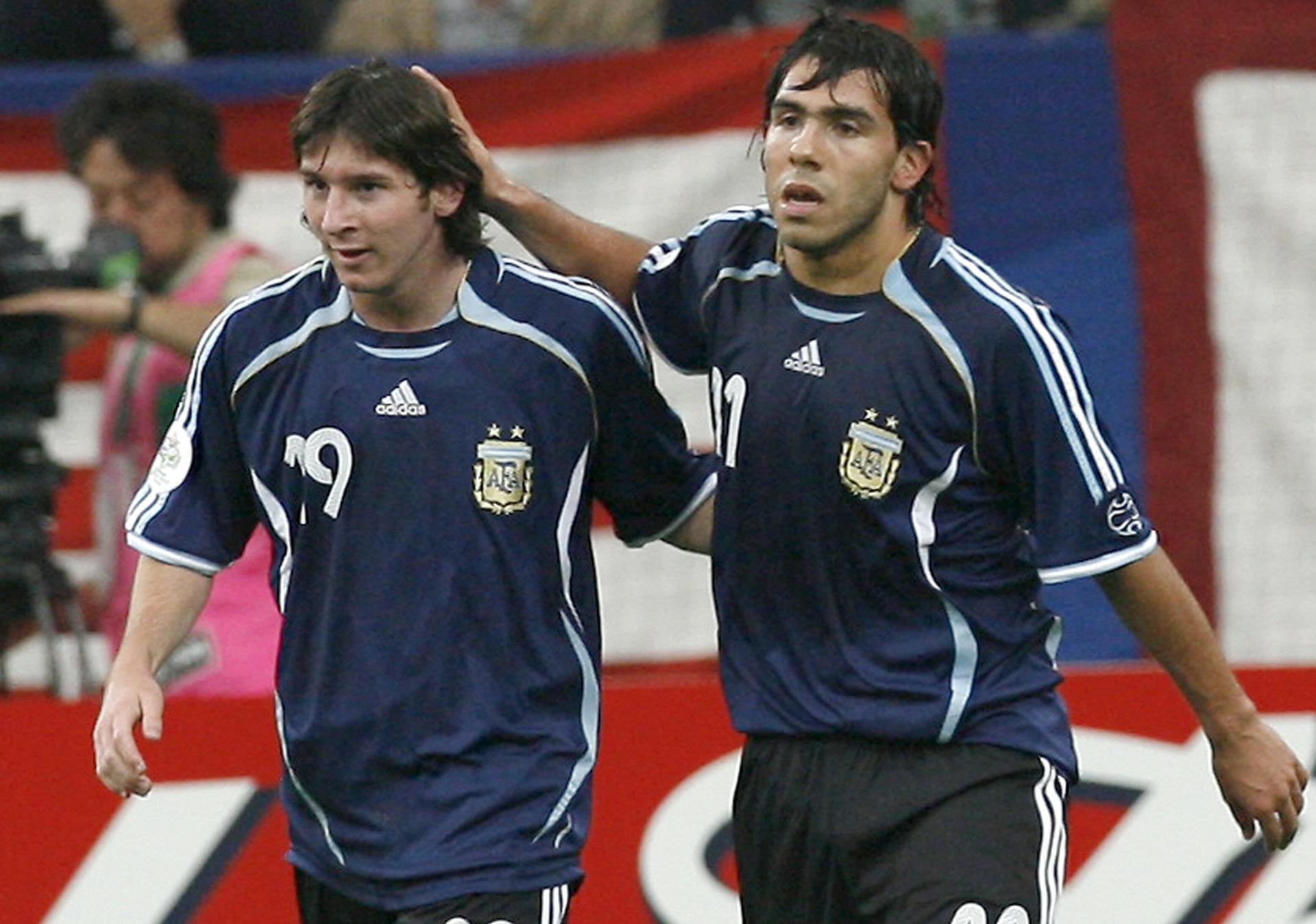 Fotografía de Juanjo Martin, en la que puede verse en una imagen de archivo del 16 de junio de 2006 al jugador de la selección argentina Carlos Tevez (d) felicitando a Lionel Messi (i) tras marcar el sexto gol de su equipo ante Serbia y Montenegro. EFE
