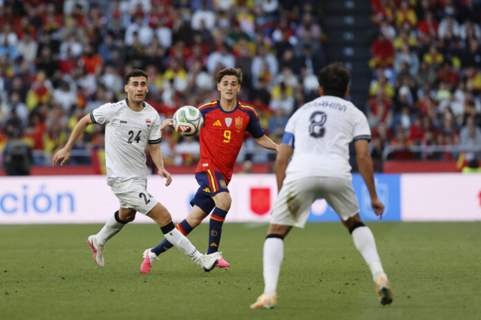 Los jugadores españoles salen a calentar en el Estadio Atlanta. EFE/EPA/RONALD WITTEK
