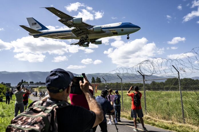 .- El Air Force One, en el que viaja el presidente de EE.UU., Donald Trump, aterriza en el aeropuerto de Ginebra para la cumbre del G7 de Evian, en Ginebra (Suiza), el 15 de junio de 2026. La cumbre está prevista del 15 al 17 de junio en la cercana Evian (Francia). (Francia, Suiza, Ginebra) EFE/EPA/JEAN-CHRISTOPHE BOTT
