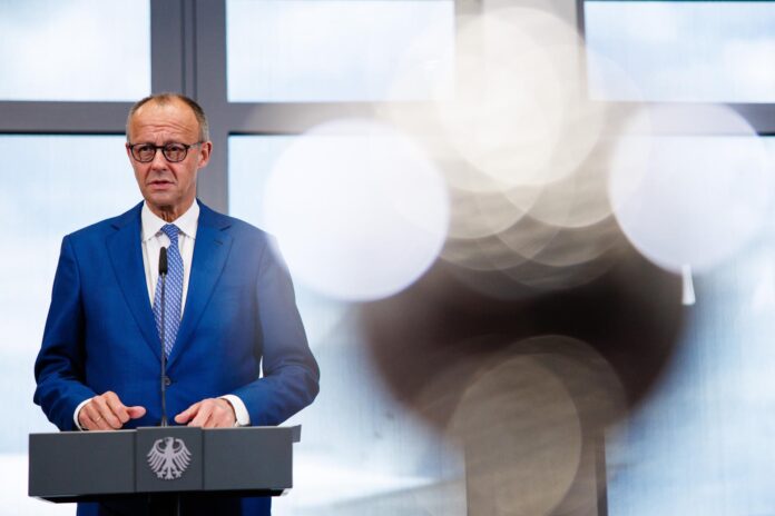 - El canciller alemán Friedrich Merz pronuncia una declaración en el aeropuerto de Berlín Brandeburgo (BER) en Schoenefeld, Alemania, el 15 de junio de 2026, antes de viajar a Evian, Francia, para asistir a la cumbre del G7, que se celebrará del 15 al 17 de junio de 2026. (Francia, Alemania) EFE/EPA/CLEMENS BILAN
