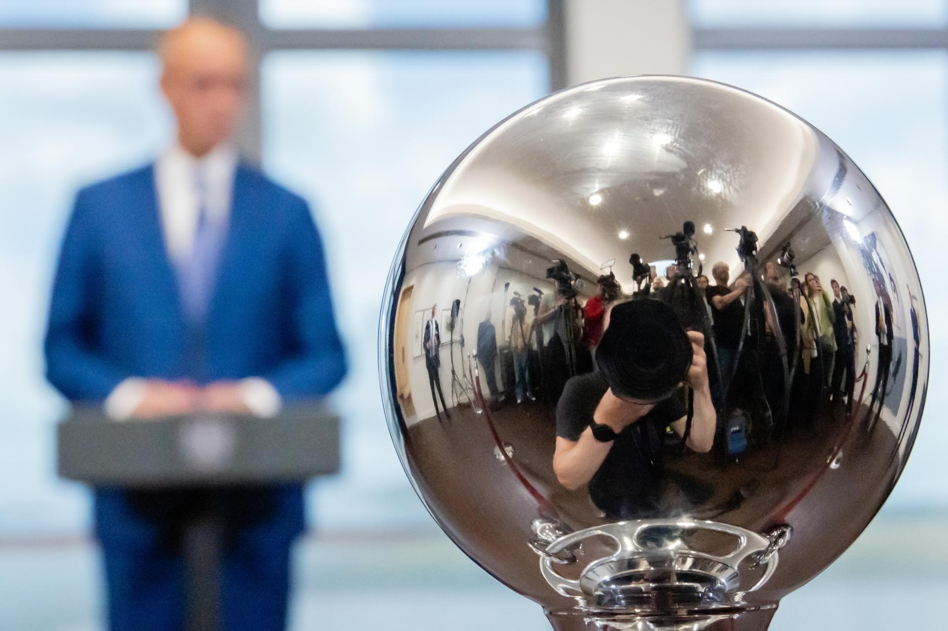 El Canciller alemán Friedrich Merz pronuncia una declaración en el Aeropuerto de Berlín Brandeburgo (BER) en Schoenefeld, Alemania, el 15 de junio de 2026, antes de viajar a Evian, Francia, para asistir a la cumbre del G7, que se celebrará del 15 al 17 de junio de 2026. (Francia, Alemania) EFE/EPA/CLEMENS BILAN