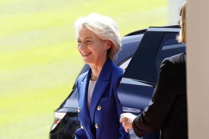 .- La presidenta de la Comisión Europea, Ursula von der Leyen, llega al Hotel Royal antes de la cumbre del G7 en Evian-les-Bains, Francia, el 15 de junio de 2026. La 52ª Cumbre del G7 tendrá lugar del 15 al 17 de junio de 2026 en Evian-les-Bains, a orillas del lago Lemán. (Francia, Ginebra) EFE/EPA/YOAN VALAT
