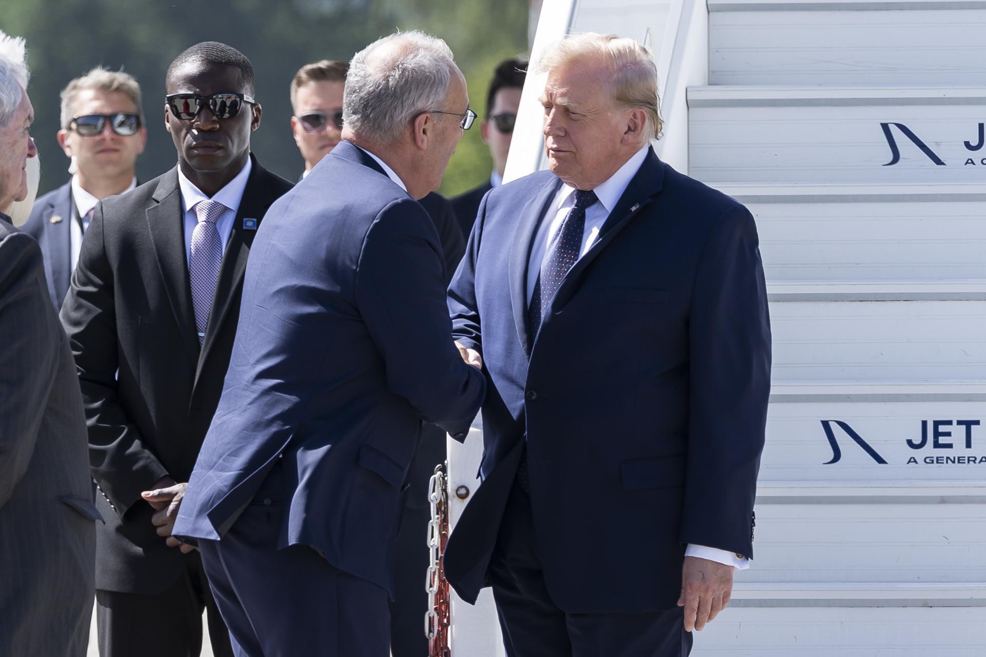 El Presidente Federal Suizo Guy Parmelin (I) da la bienvenida al Presidente de los Estados Unidos Donald Trump (D) en el Aeropuerto de Ginebra antes de la cumbre del G7 en Evian, en Ginebra, Suiza, el 15 de junio de 2026. La cumbre está programada para llevarse a cabo del 15 al 17 de junio en la cercana Evian, Francia. (Francia, Suiza, Ginebra) EFE/EPA/MARTIAL TREZZINI / POOL

