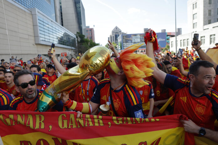 Aficionados españoles se dirigen al estadio de Atlanta este lunes, previo al partido de fase de grupos del Grupo H del Mundial 2026 que disputan las selecciones nacionales de España y Cabo Verde. EFE/ Lavandeira Jr
