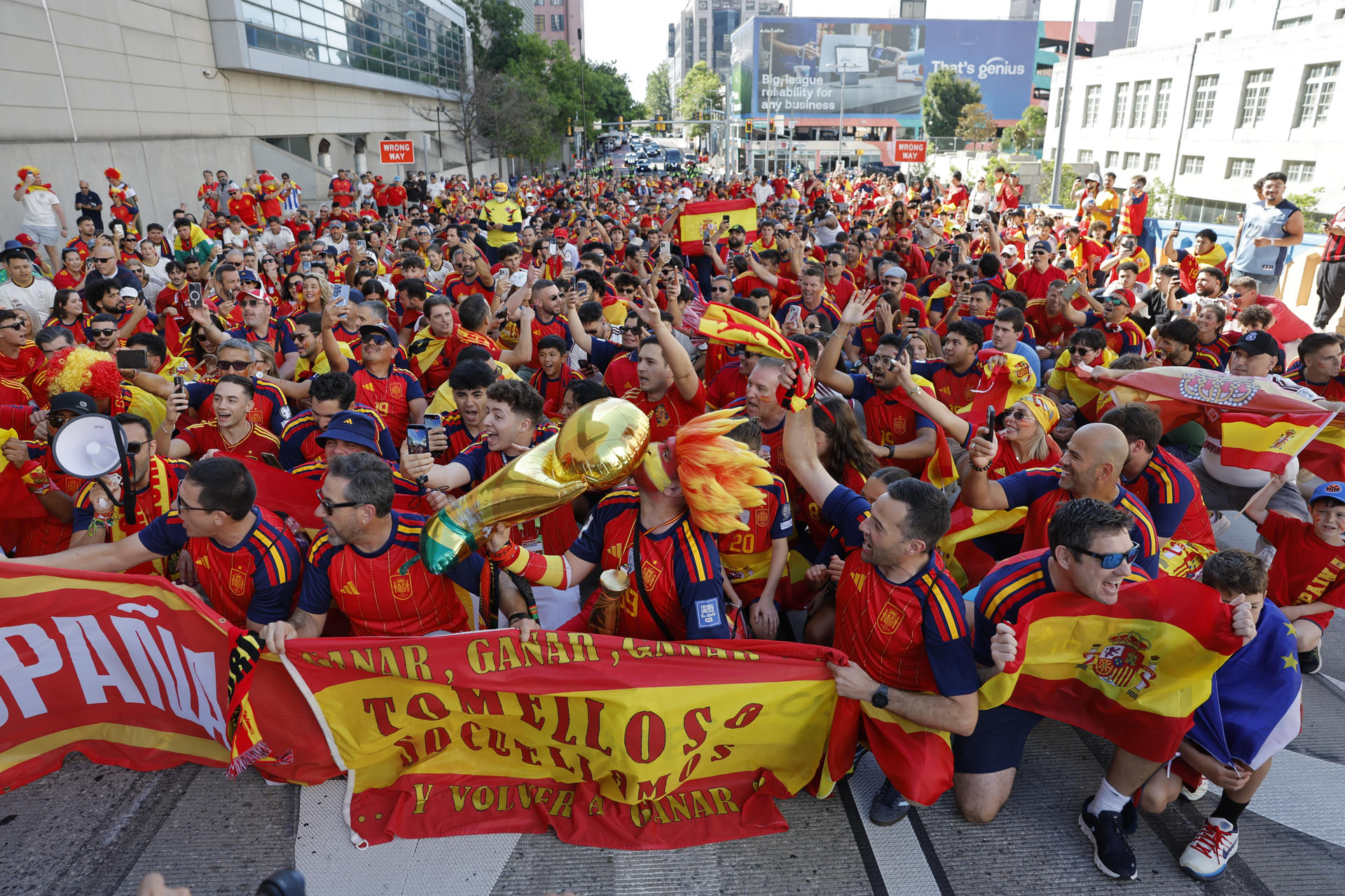 Aficionados españoles se dirigen al estadio de Atlanta este lunes, previo al partido de fase de grupos del Grupo H del Mundial 2026 que disputan las selecciones nacionales de España y Cabo Verde. EFE/ Lavandeira Jr
