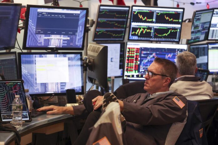 Fotografía de archivo de un par de corredores de la Bolsa de Valores de Nueva York, durante una jornada de intercambio bursátil, en Wall Street (NY, EE.UU.). EFE/Sarah Yenesel
