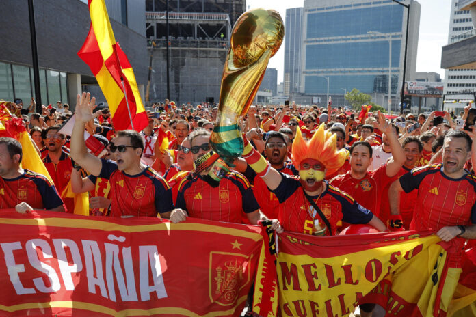 Aficionados españoles se dirigen al estadio de Atlanta este lunes, previo al partido de fase de grupos del Grupo H del Mundial 2026 que disputan las selecciones nacionales de España y Cabo Verde. EFE/ Lavandeira Jr
