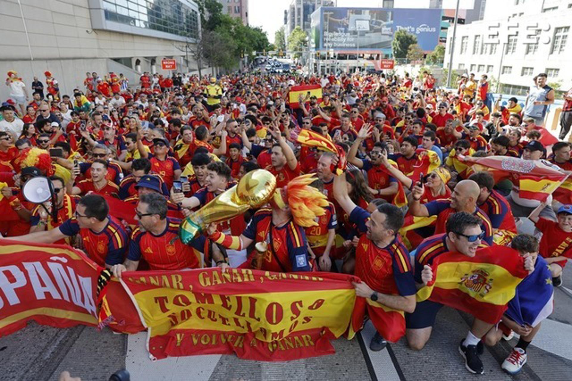 Aficionados españoles se dirigen al estadio de Atlanta este lunes, previo al partido de fase de grupos del Grupo H del Mundial 2026 que disputan las selecciones nacionales de España y Cabo Verde. EFE/ Lavandeira Jr