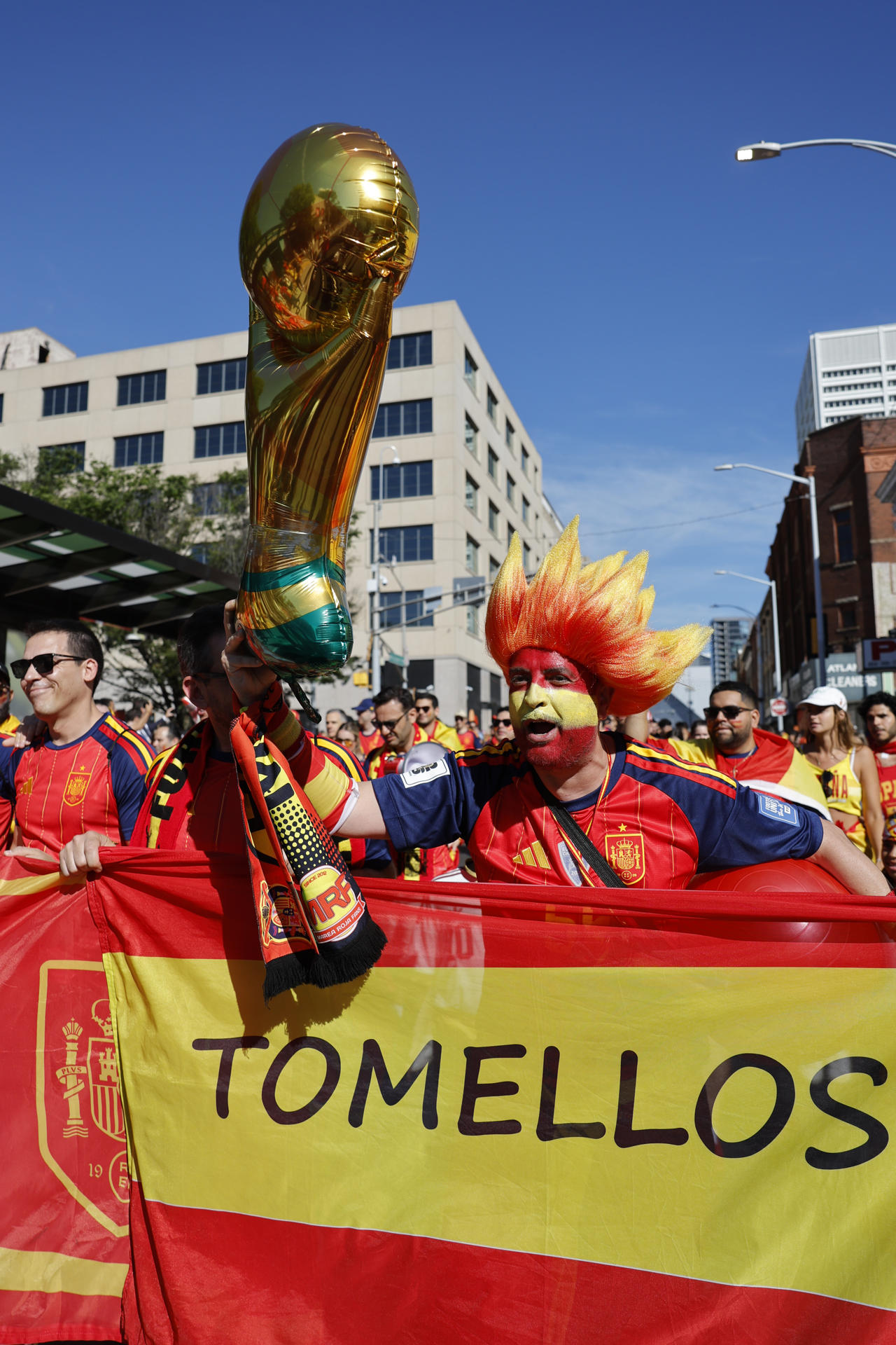 Aficionados españoles se dirigen al estadio de Atlanta este lunes, previo al partido de fase de grupos del Grupo H del Mundial 2026 que disputan las selecciones nacionales de España y Cabo Verde. EFE/ Lavandeira Jr