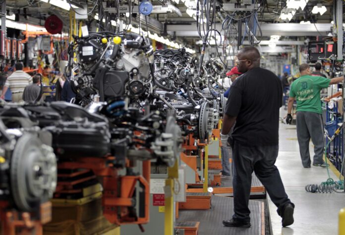 Fotografía de archivo de una línea de ensamblaje de la automotriz estadounidense Chrysler en Detroit (Michigan, EE.UU.). EFE/Jeff Kowalsky
