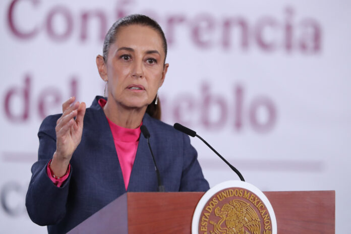 La presidenta de México, Claudia Sheinbaum, habla durante una rueda de prensa este lunes, en el Palacio Nacional de Ciudad de México (México). EFE/ Mario Guzmán
