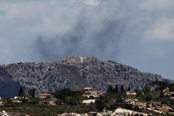 - Humo se eleva tras un ataque israelí junto al castillo cruzado de Beaufort, visto desde el lado israelí de la frontera en la Alta Galilea, norte de Israel, el 15 de junio de 2026, en medio de un alto el fuego entre Israel y Hezbolá. (Líbano, Hizbulá/Hezbolá) EFE/EPA/ATEF SAFADI
