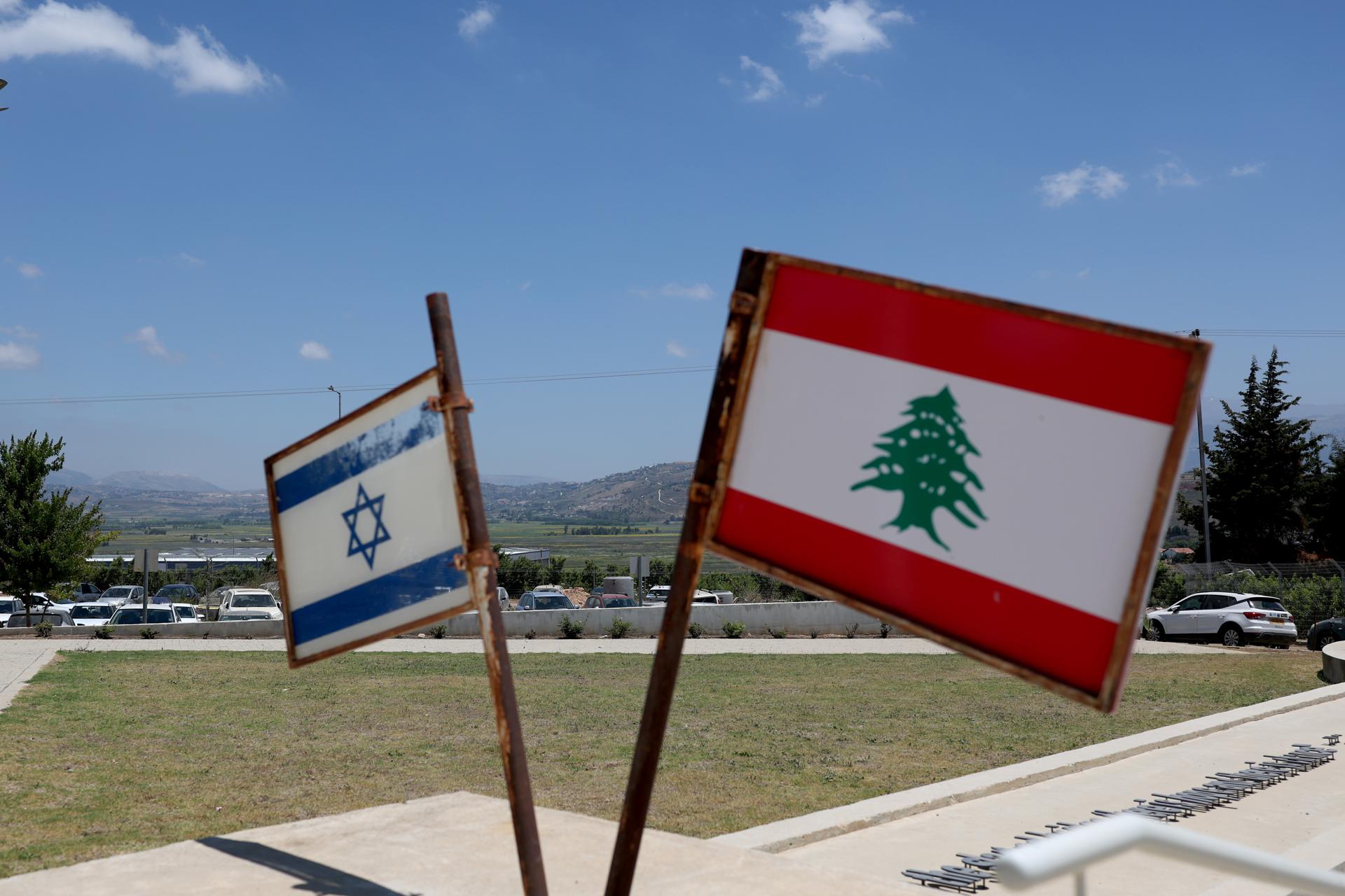 Las banderas israelí y libanesa en un monumento llamado 'Good Fence', en Metula, 15 de junio de 2026. En el fondo se puede ver la aldea libanesa de Al Khiam junto a la frontera israelí-libanesa. (Líbano) EFE/EPA/ATEF SAFADI
