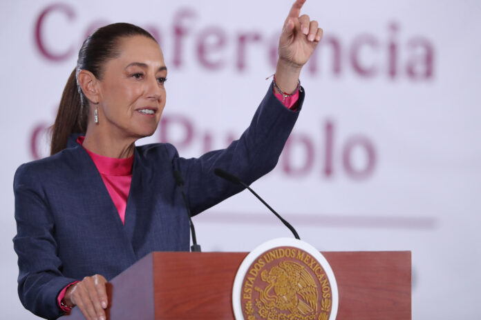 La presidenta de México, Claudia Sheinbaum, habla durante una rueda de prensa este lunes, en el Palacio Nacional de Ciudad de México (México). EFE/ Mario Guzmán
