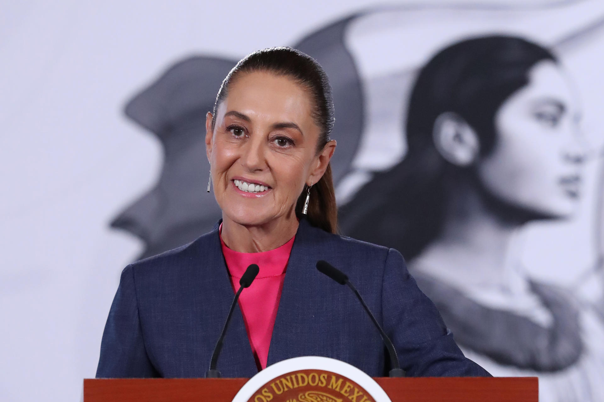 La presidenta de México, Claudia Sheinbaum, habla durante una rueda de prensa este lunes, en el Palacio Nacional de Ciudad de México (México). EFE/ Mario Guzmán
