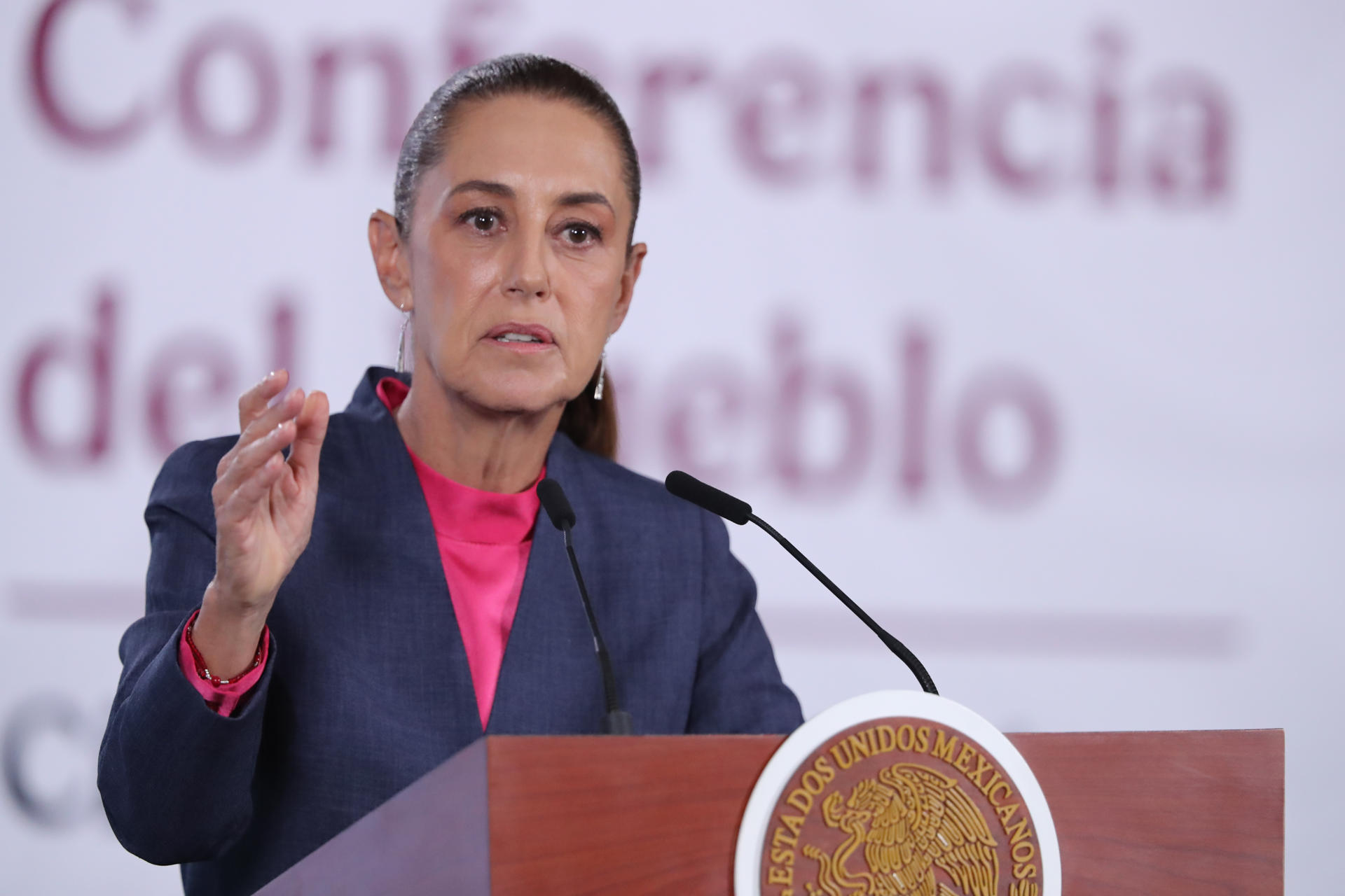 La presidenta de México, Claudia Sheinbaum, habla durante una rueda de prensa este lunes, en el Palacio Nacional de Ciudad de México (México). EFE/ Mario Guzmán
