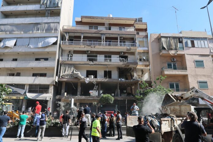 La gente se encuentra cerca del lugar de un apartamento atacado por un ataque aéreo israelí en los suburbios del sur de Beirut, Líbano, 14 de junio de 2026. (Líbano) EFE/EPA/WAEL HAMZEH

